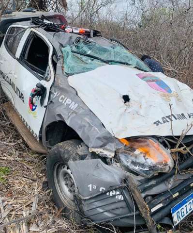 Viatura da PM fica destruída ao capotar no RN; Policiais ficam feridos