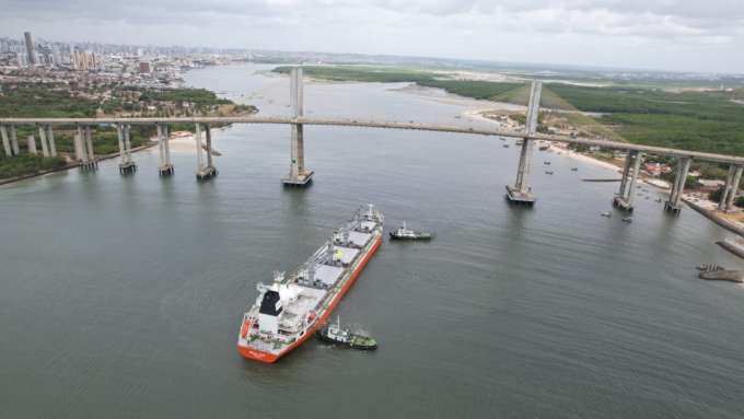 URGENTE: Navio encalha no Rio Potengi; Ponte não tem defensas