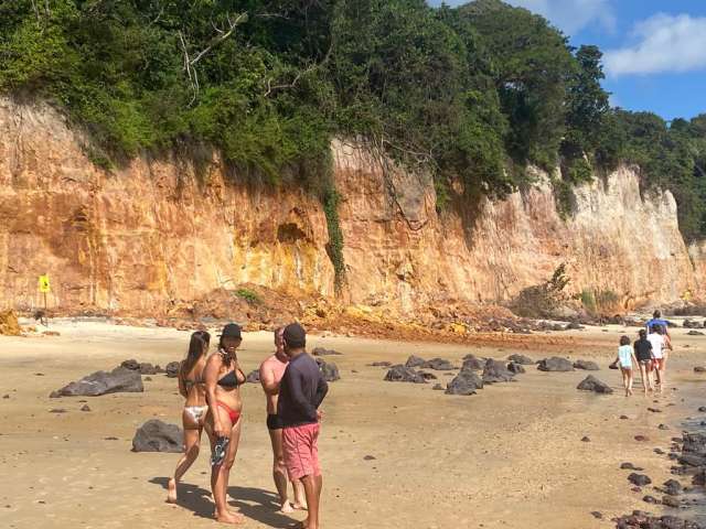 Falésias na praia da Pipa voltam a desabar