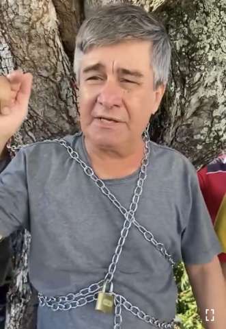 Palhaçada: O fraco vereador Robério Paulino está acorrentado em uma árvore