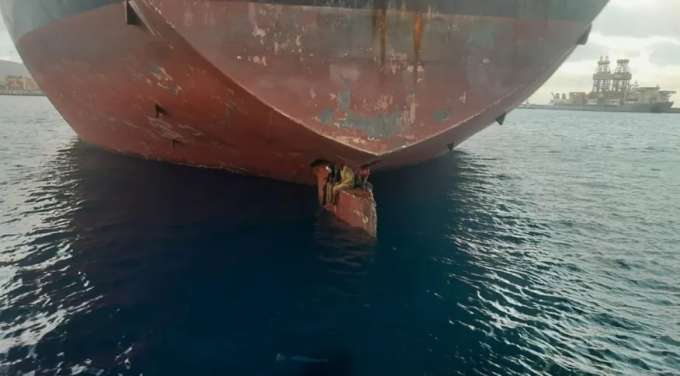 Três imigrantes nigerianos sobrevivem a viagem de 11 dias sentados em leme de navio