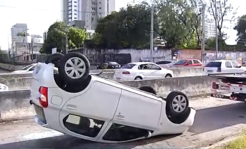Carro sobe mureta e capota ao lado da Arena das Dunas