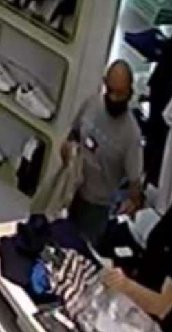 [VÍDEO] Dupla rouba roupas em loja de marca internacional em Natal