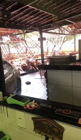 Urgente: Carro desgovernado invade restaurante A Picanha