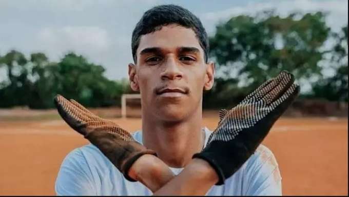 [VÍDEO] Luva de Pedreiro apaga tudo no Instagram e anuncia fim da 'carreira': 