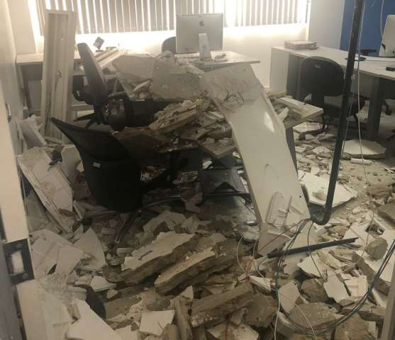 Bolsista da UFRN é atingido por parte do teto de sala que desabou