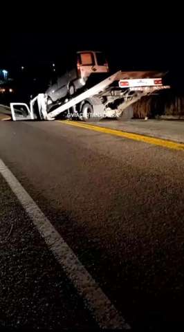 Caminhão é “engolido” por cratera na BR-101